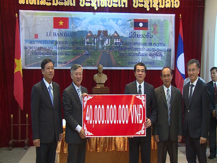 Tỉnh Luông Phabang và tỉnh Hủa Phăn (Lào) tiếp nhận quà tặng của Chủ tịch nước Trương Tấn Sang - ảnh 2